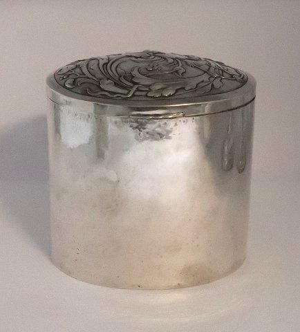 J. Holm. Sølvdåse (830). Højde 14 cm. Produceret 1920.