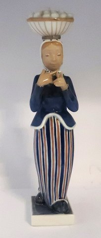 Royal Copenhagen. Porcelænsfigur. Konen med æggene. Model 4844. Højde 31 cm. (1 sortering)