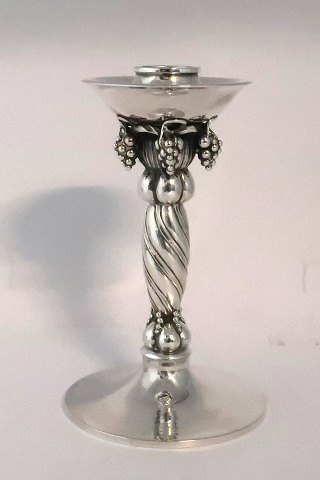 Georg Jensen. Sterlingsølv lysestage med druer. Design 263A. Højde 14,5 cm. Produceret 1989 (O10)