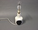 Bordlampe fra B&G dekoreret med blåt mønster. Lampen er fra 1983 - og med nummeret 6714.5000m2 udstilling.