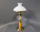 Petroleums bordlampe med orange glasstamme og messing fod fra år ca. 1880. 
