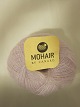Brushed Lace er et naturprodukt af højeste kvalitet fra  sydafrikanske angorageder blandet med den fineste Mulberry Silke.Den viste farve er: Rosa, Farvenr. 3038Prisen er pr. nøgle med 25 gram Brushed Lace