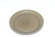 Relief Nissen Kronjyden
stoneware cake plate
Measures 16,7 cm.