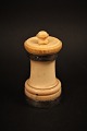 Old pepper mill made in ivory with silver border and with a fine old patina. 
Height: 8,7cm.
