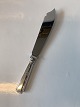 Layer cake knife in SilverLength approx. 22.8 cmStamped 3 TowersProduced Year.1936