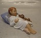 0681 Kgl. Jens sovende, Dreng sover med bamse, 6 x 11 cm (1021681) Allan 
Therkelsen Kongelig Dansk Porcelæn