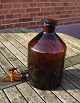 Large and well-maintained 5 liter apothecary 
bottle with pouring spoutin in dark brown glass. 
On the back there are liter measurements.