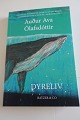 Audur Ava Ólafsdóttir, islandsk forfatter
Em fængslende roman på dansk, oversat af Erik Skyum-Nielsen
Vintermørkets vejr type, vind og meget andet giver stemninger sammen med 
beskrivelser bl.a. af en jordemoder og om livets forunderlige uforudsigelighed