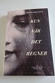 Kun når det regner
Af Marie Brixtofte
Marie Brixtofte er den ældste af Peter Brixtoftes 
tre døtre. Hendes forældre blev skilt, da hun var 
tre år, og hun er primært opvokset i Farum.
En selvbiografisk fortælling om kærlighed. Både 
den, man kan få, og de