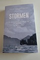 Stormen
Roman
Af Steve Sem-Sendberg
Stormen er både et poetisk og foruroligende 
portræt af nedarvet skyld og had, men også om en 
kærlighed, der overvinder alt.
Oversat af: Birgitte Steffen Nielsen
Forlag Gyldendal
2020
Sideantal 287