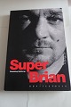 Super Brian
Roman
Af Flemming Kjellerup
Forlag Montergården
1998
Sideantal 237
Som ny