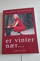 Er vinter nær...
En hudløs ærlig bog om at være kræftpatient og om 
at være fanget i sin egen forpinte krop efter 
treogtredive strålebehandlinger
Af Suzanne Bjerrehus
Forlag Høst og Søn
2002
Sideantal 174