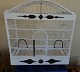 Stort Fuglebur i hvidmalet metal fra 1.halvdel af 
1900 tallet i pæn stand. 60x63x29cm