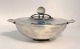 Georg Jensen. Sterling (925). Skål med låg. Design: Harald Nielsen. Model 689. 
Diameter uden hanke 13 cm. Produceret 1933-1945.