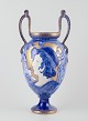 Thomas Forester & Sons, England.
Stor Art Nouveau vase med to hanke.