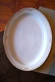 Sjældent ovalt Royal Copenhagen serveringsfad i Prinsesse med guld dekorationer. 
41x32,5cm...