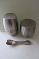 Bodum, Denmark
Set for sugar and milk
Both are with a lid
Made of stainless steel
The very beautiful designed sugar spoon is included
Design: C. Jørgensen, Denmark
In a good condition