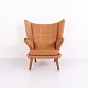 Hans J. Wegner Bamsestolen Model AP19 i Cognacfarvet Nubucklæder, 1950