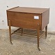 Sybord med hyldeteak57,5 cm
