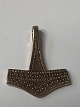 Thors hammer, vedhæng i 8 Kt. guld.Højde 2,1 cm.