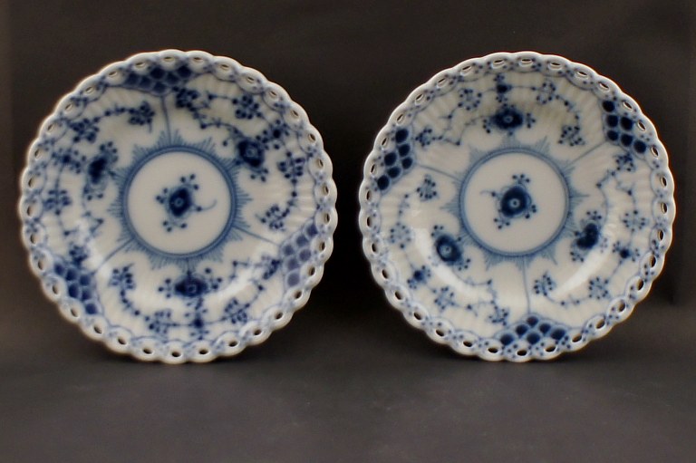 Here you are offered a pair of Royal Copenhagen Blue Fluted full lace ashtrays. Number: 1/1145.