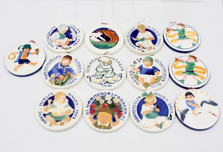 Aluminia Plaketter i fajance, 13 stk.Børnehjælpsdagen.