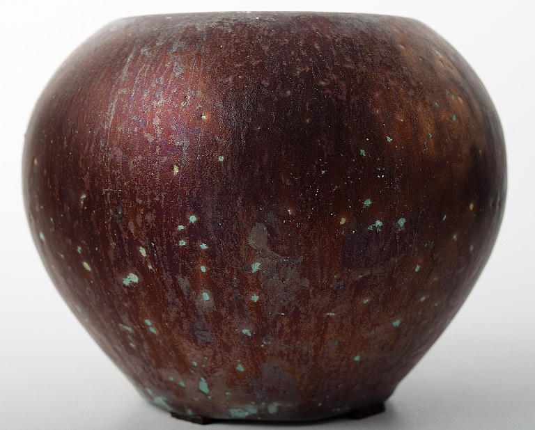 Stor og imponerende dansk privatsamling (I alt 42 unikke vaser, skåle, figurer mm.) af :Søren Kongstrand 1872-1951) ogJens Petersen (1890-1956)