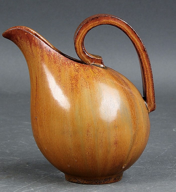 Arne Bang 1901-1983. 
Kande med hank dekoreret med brunlig glasur.