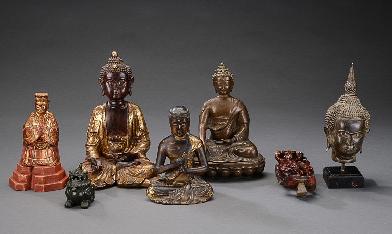 En samling orientalske figurer af bronze og træ  i form af buddhaer, fo hund m. fl.