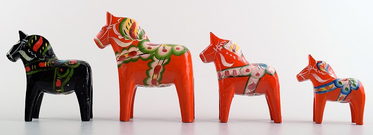 4 Dalarheste, Sverige. Forskelige størrelser og farver.