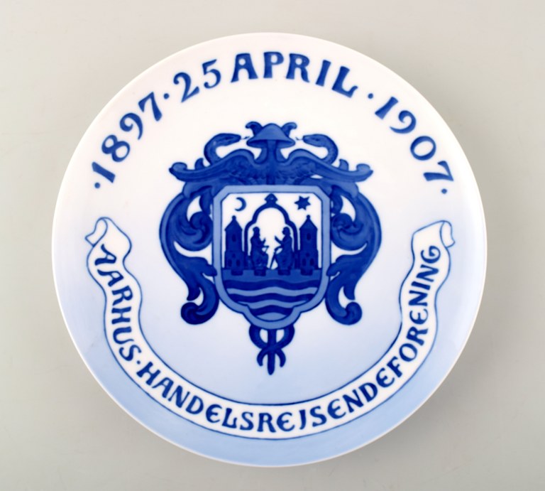 Rare Royal Copenhagen commemorative / jubilee plate."Aarhus Handelsrejsendeforening 1897 25 april 1907".