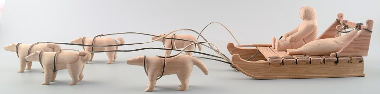 Greenlandica dog sled in wood. Hand-carved figures.