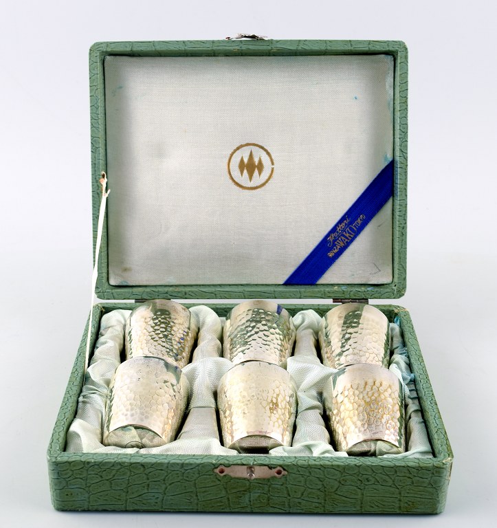 6 japanske sake-bægre i sølv.