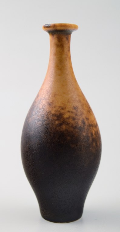 Rörstrand, Gunnar Nylund miniature keramikvase. 