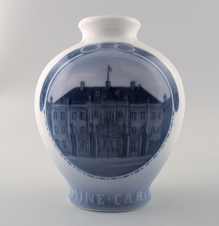 Royal Copenhagen erindringsvase "in nomine caritatis" dateret 1921.