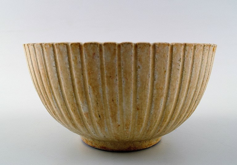 Arne Bang, b. Frederiksberg 1901, d. Fensmark 1983.Stoneware bowl.