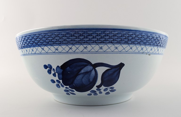 Large Tranquebar / Trankebar salad bowl from Royal Copenhagen / Aluminia.Decoration number 11/958.