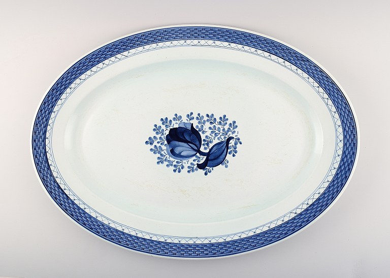 Ovalt Tranquebar/Trankebar fad fra Royal Copenhagen/Aluminia.
Dekorationsnummer 11/931.