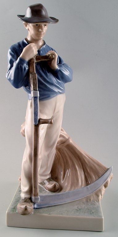 Royal Copenhagen figur nr. 685 i 1.sort. Kongelig porcelænsfigurer. Høstarbejder med le.