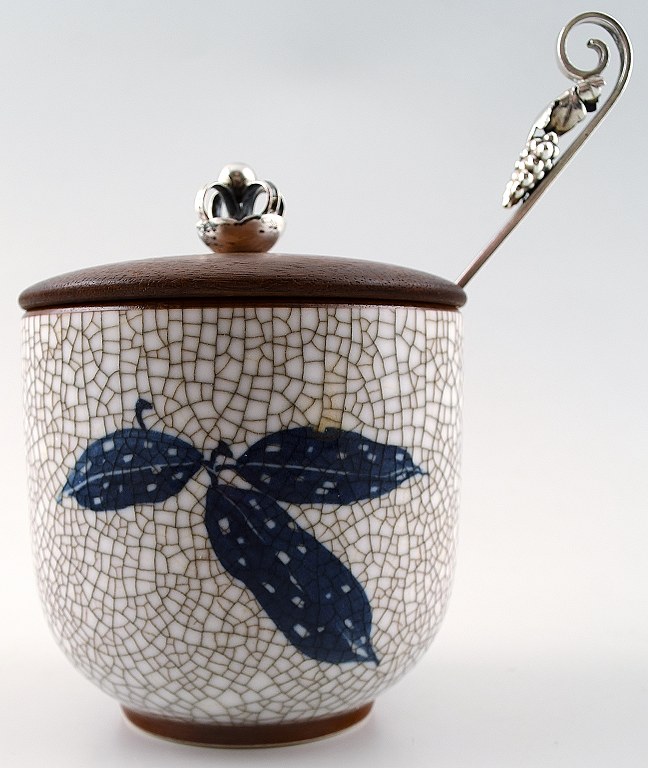 B&G, Bing & Grøndahl art deco marmeladekrukke i krakelé, tilhørende låg i teak med sølvknop, tilhørende sølvske.