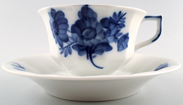 16 sets of Royal Copenhagen Blue flower angular. 16 sets large breakfast cup / teacup.Large blue flower angular coffee cup from Royal Copenhagen.