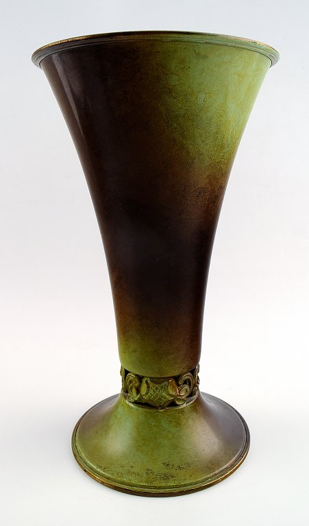 Ystad brons, Art deco vase i patineret bronze.