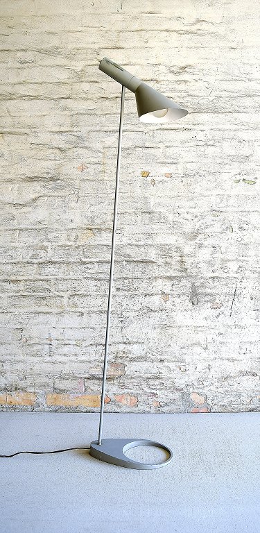 Arne Jacobsen: f. København 1902, d. sst. 1971  
"AJ". Gulvlampe af metal med grå lakering.