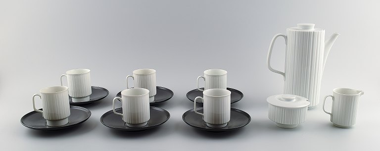 Tapio Wirkkala for Rosenthal, Studio-linie, Porcelaine noire, 6 personers mokka-service i sort og hvidt porcelæn, moderne design, riflet. Designet i 1962.