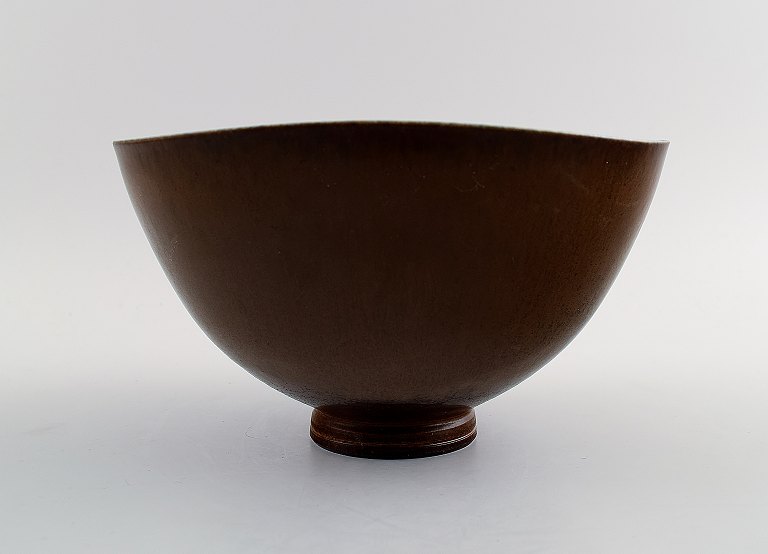 Berndt Friberg (1899-1981), Gustavsberg Studio hand.Bowl, glaze in shades of brown.