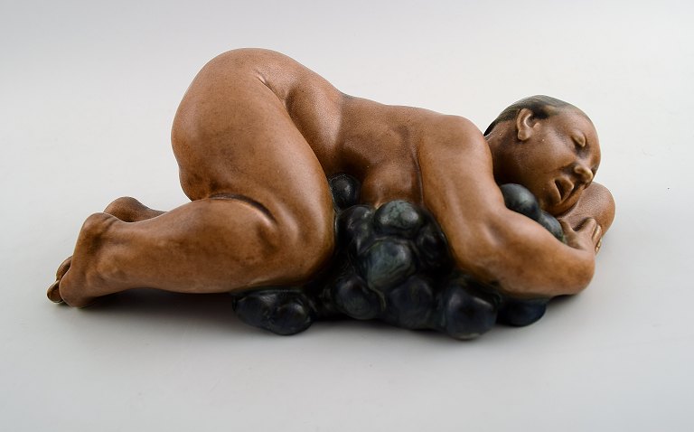 B&G. Kai Nielsen 1882-1924. Figurine in the form of a lying woman with a bunch of grapes, from the series 
