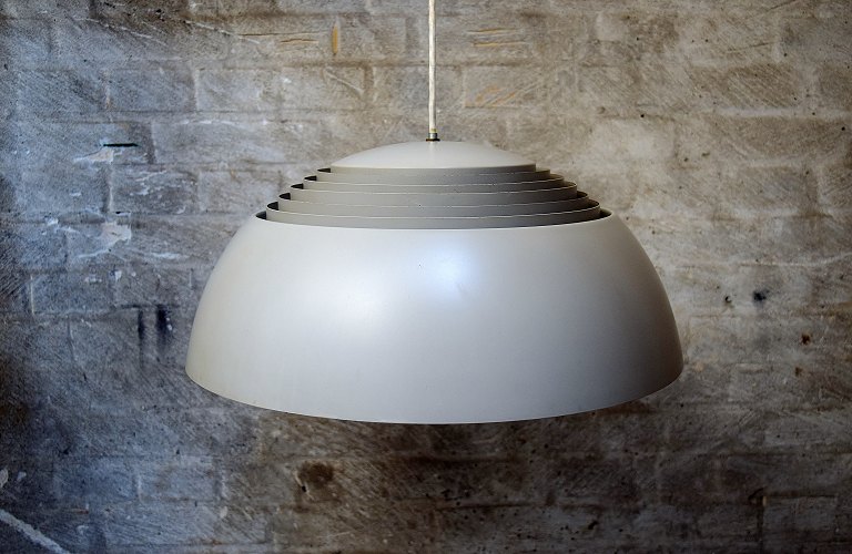Arne Jacobsen 1902-1971. AJ pendel af gråtlakeret metal. 