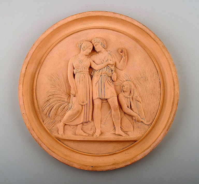 P. Ipsens Enke.Plakette/platte af brændt ler/terracotta.