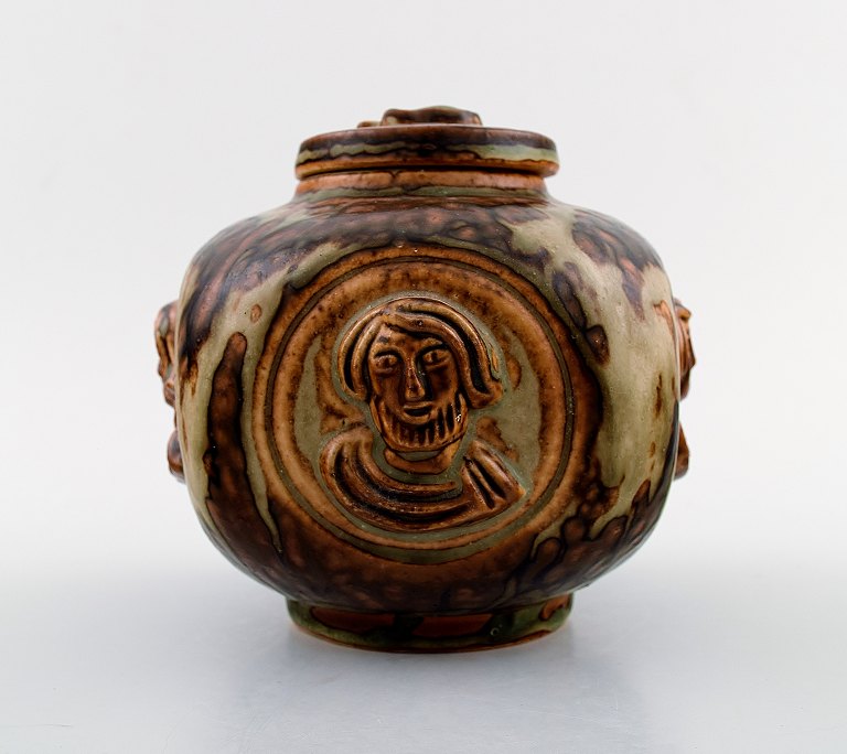 Royal Copenhagen Jais Nielsen lågvase i stentøj, sung glasur.
