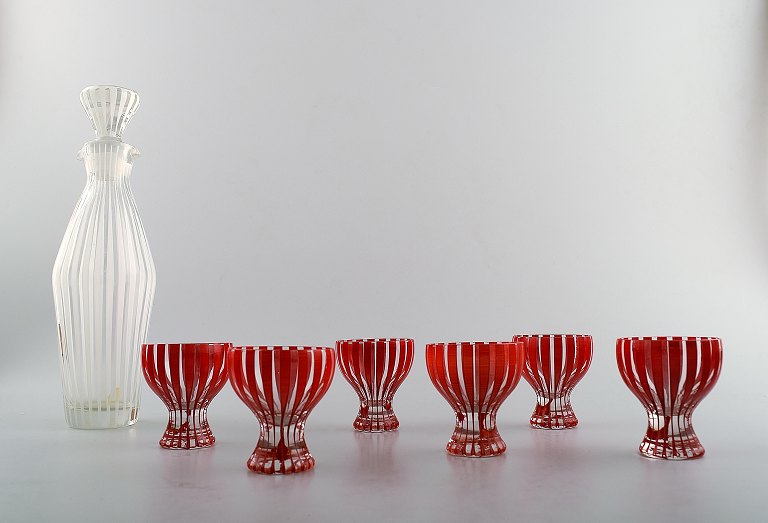 6 p. glasservice, karaffel og 6 cocktail/vodka glas  "Strikt", Bengt Orup, 
Johansfors.